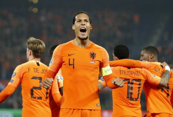 荷兰足球的辉煌与挑战：欧洲杯赛场上的橙色传奇