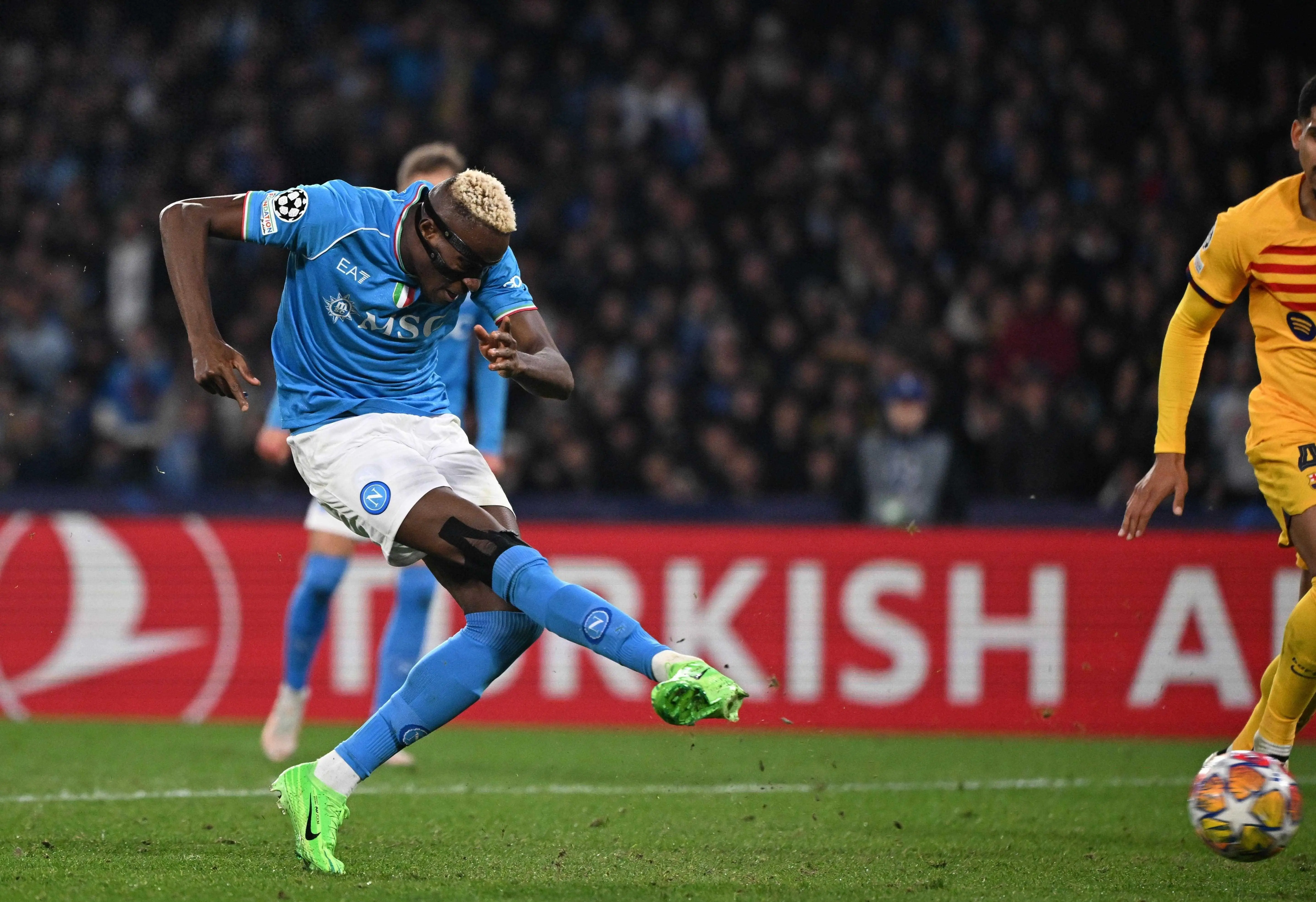 欧冠烽火:那不勒斯的冰火淬炼与突围曙光