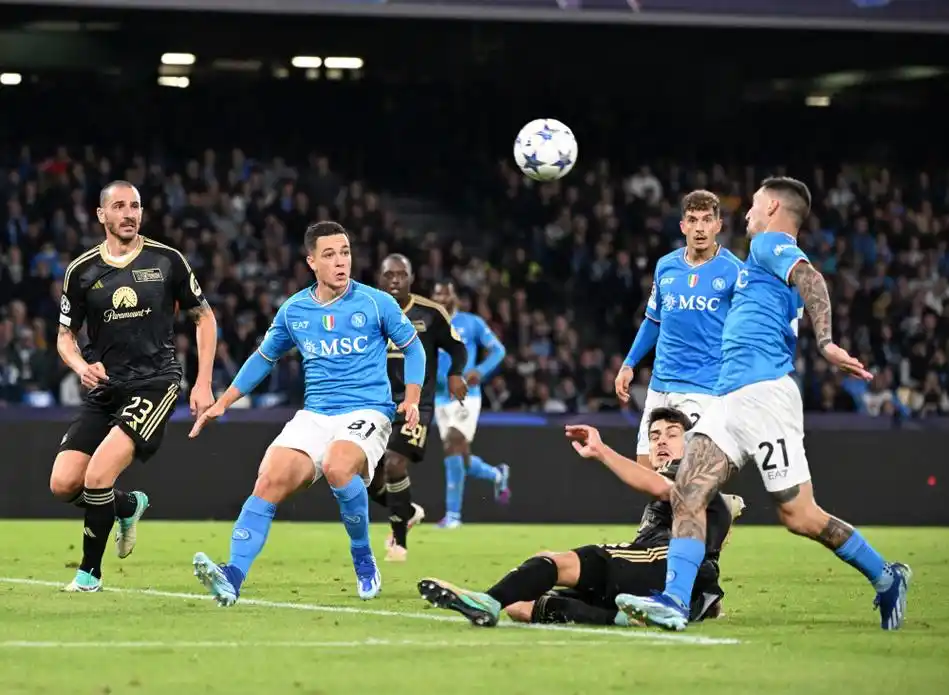 欧冠烽火:那不勒斯的冰火淬炼与突围曙光